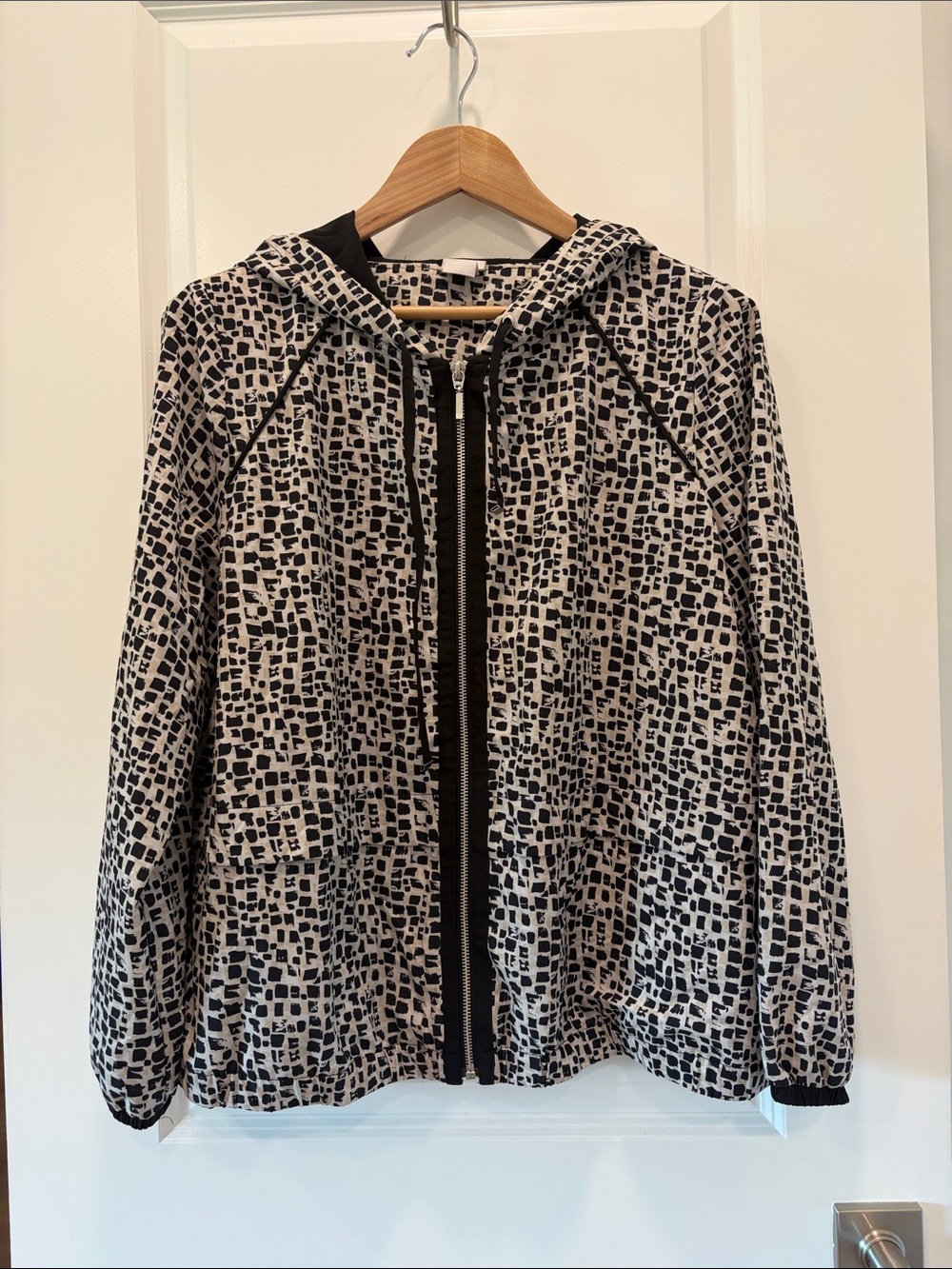 Chico's Black & White Patterned Zip-Front Hoodie Light Jacket